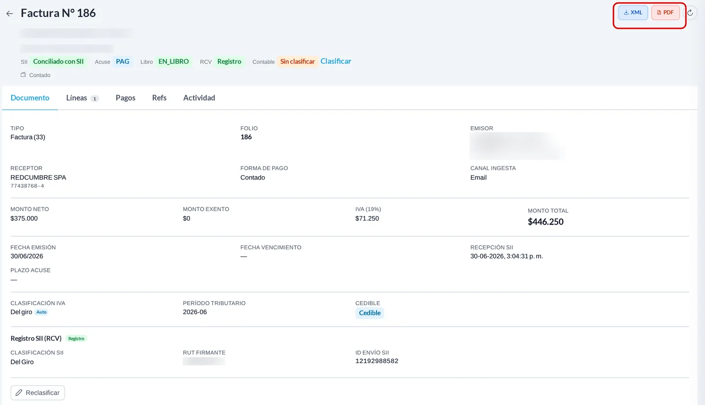 Ficha de una factura de compra en el panel de recepción, con los datos del proveedor ofuscados y los botones XML y PDF recuadrados en rojo arriba a la derecha.